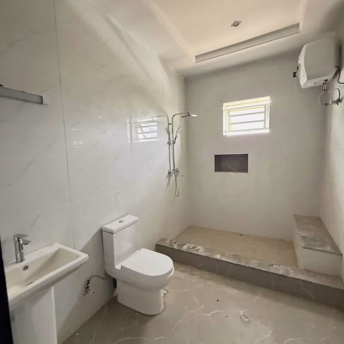 4-Bed Terrace Duplex in Lifecamp: Sophisticated Urban Living