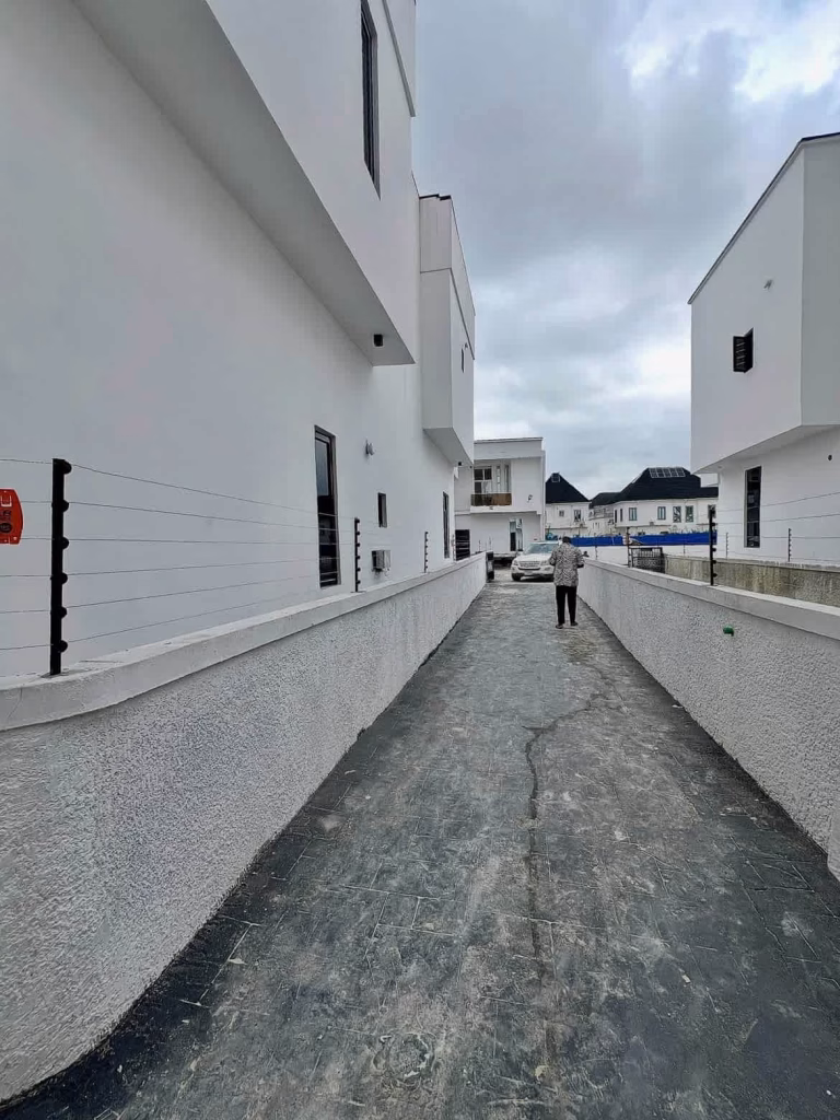 4 Bed Semi-Detached in Ikota Lekki for Sale : Stylish Family Living
