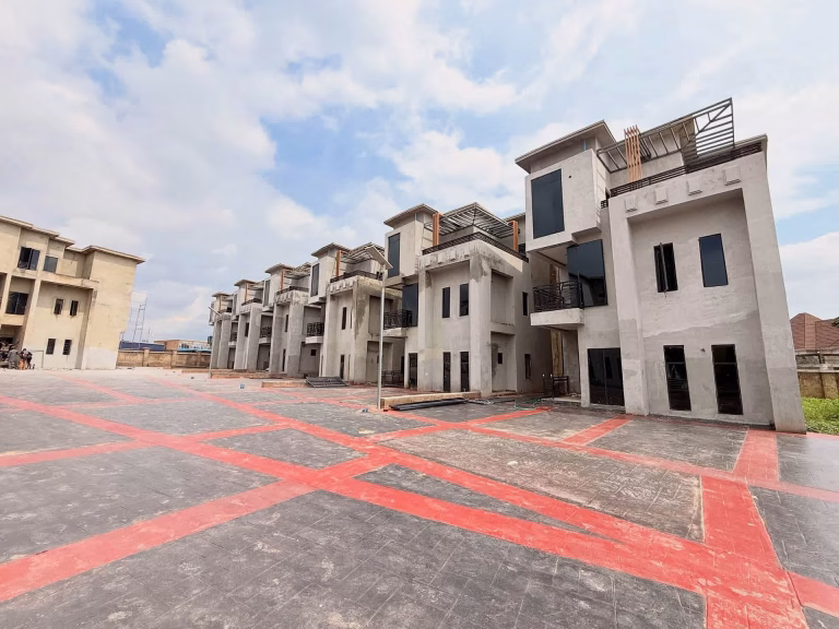 5 Bed Fully Detached Duplex Near Chevron Toll Gate for Sale