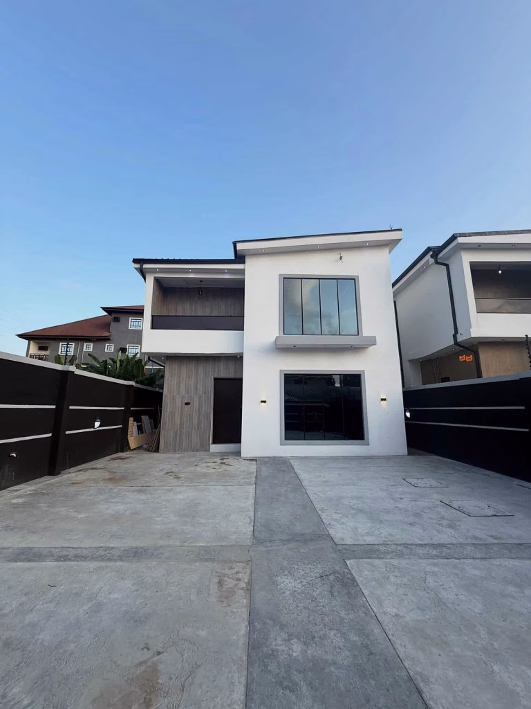 5-Bed Semi-Detached Duplex in Guzape Abuja for Sale