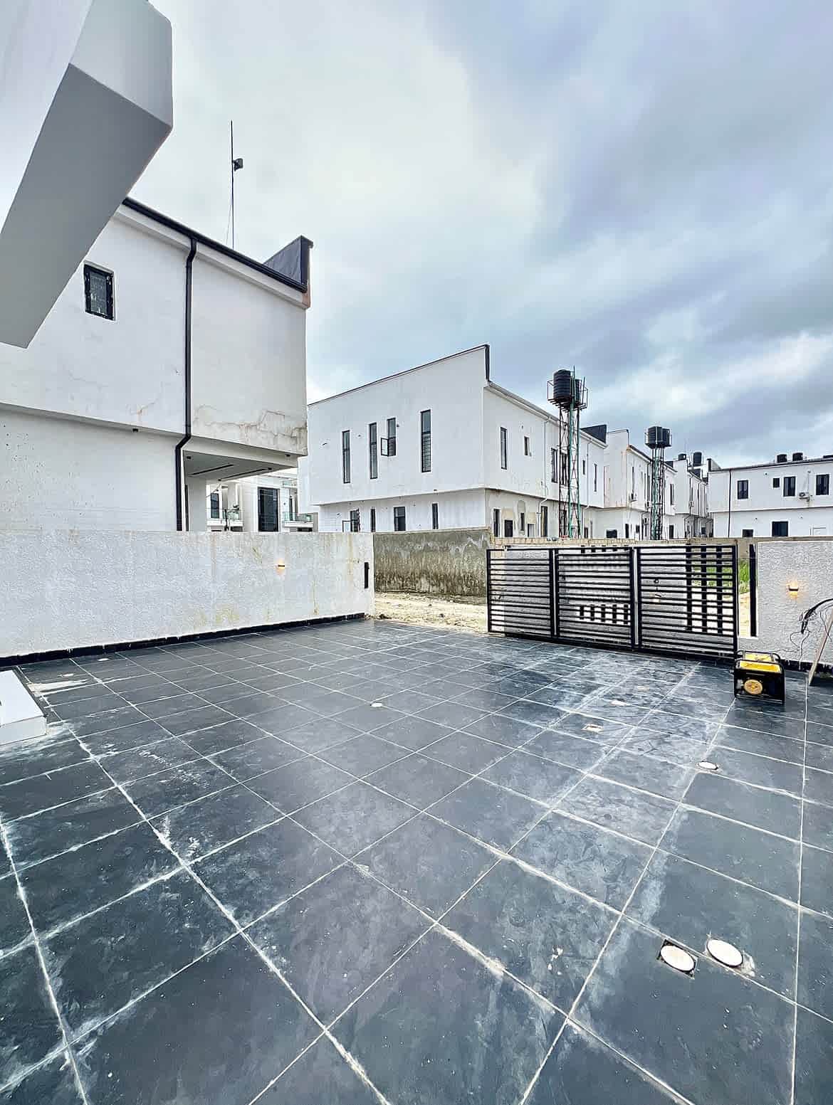 Single Tag modern 5 bedroom fully detached home with pool & dual kitchens in ajah, lagos