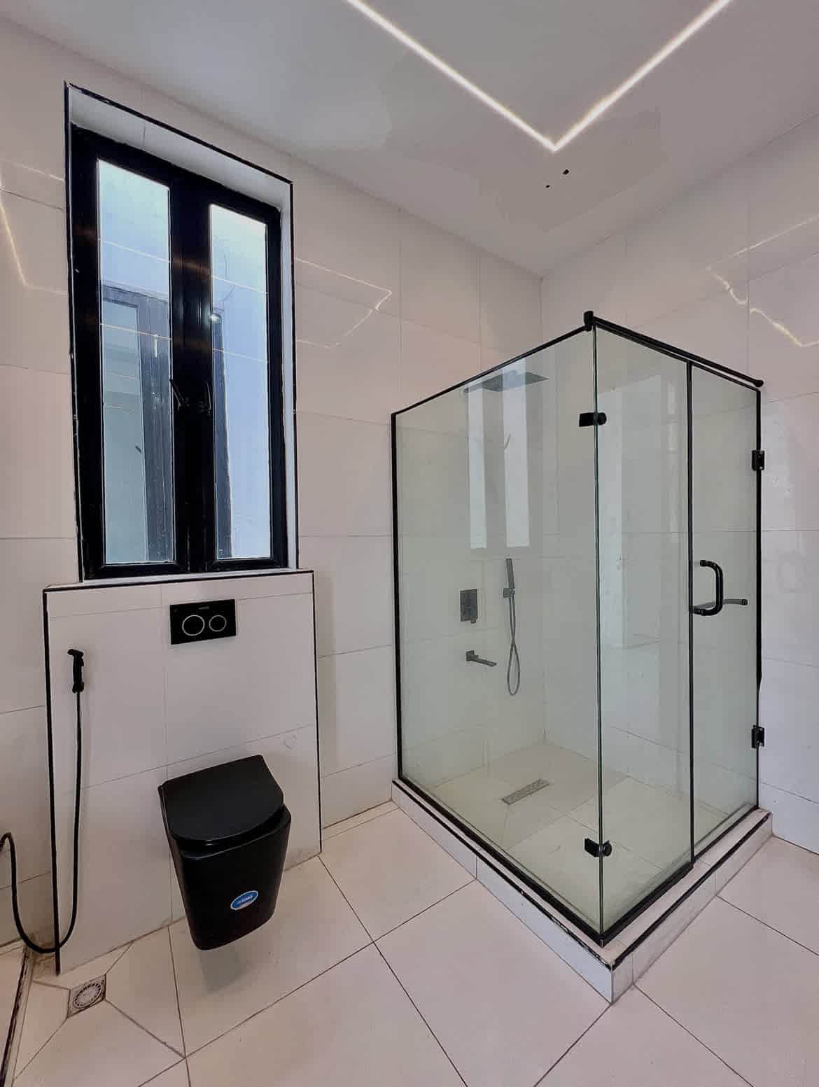 Single Tag modern 5 bedroom fully detached home with pool & dual kitchens in ajah, lagos