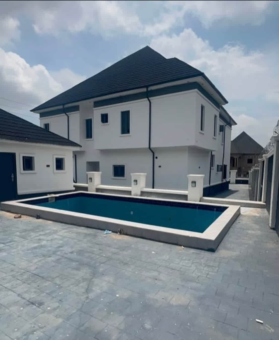 5 bedroom residence with pool & solar inverter in galadimawa, abuja