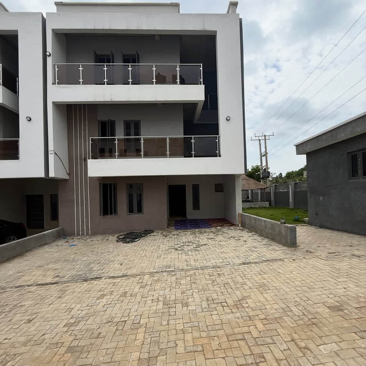 distress sale: 4 bedroom terrace duplex (corner unit) in lifecamp, abuja
