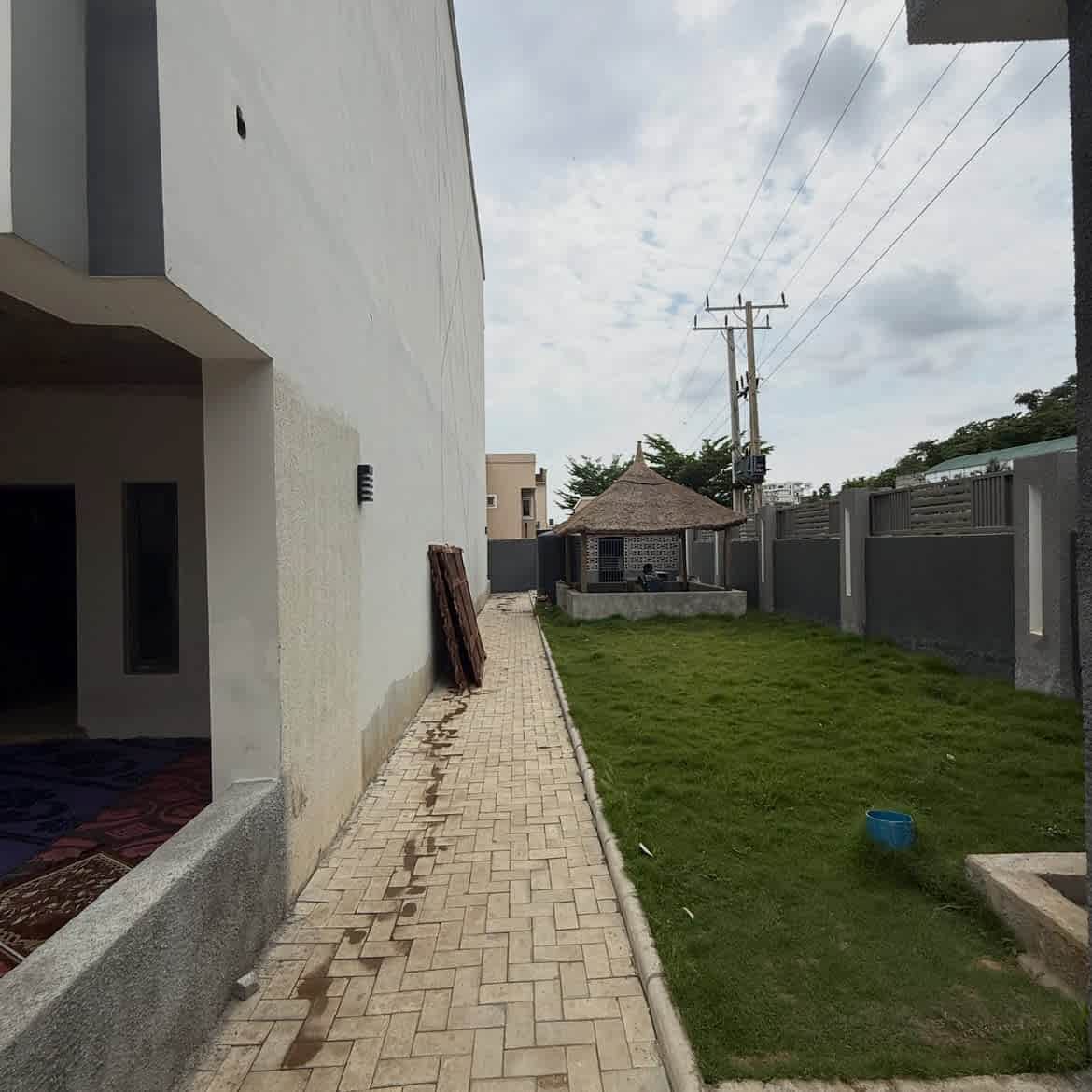 distress sale: 4 bedroom terrace duplex (corner unit) in lifecamp, abuja